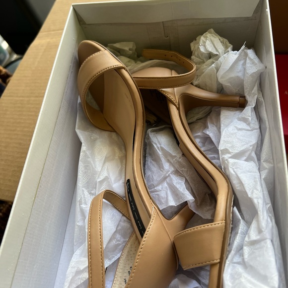 STEVE MADDEN ladies strappy low heel shoes in a blush color! Size 6.5 - Picture 1 of 4